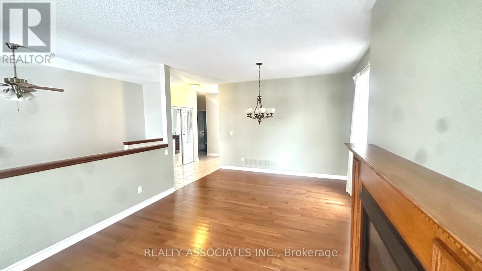 1076 Broughton Lane, Newmarket, Ontario L3X 2L6 - Photo 3 - N12551376