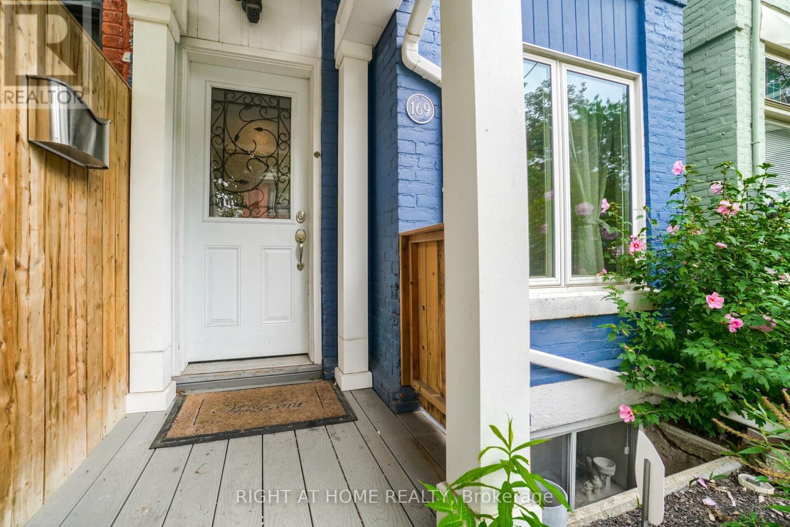 169 Beaconsfield Avenue, Toronto, Ontario  M6J 3J7 - Photo 3 - C12554144