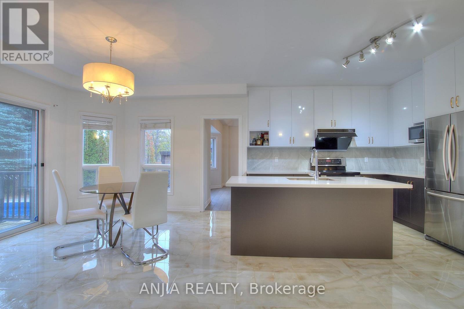 155 Sandcherry Court, Pickering, Ontario  L1V 6S8 - Photo 5 - E12553996