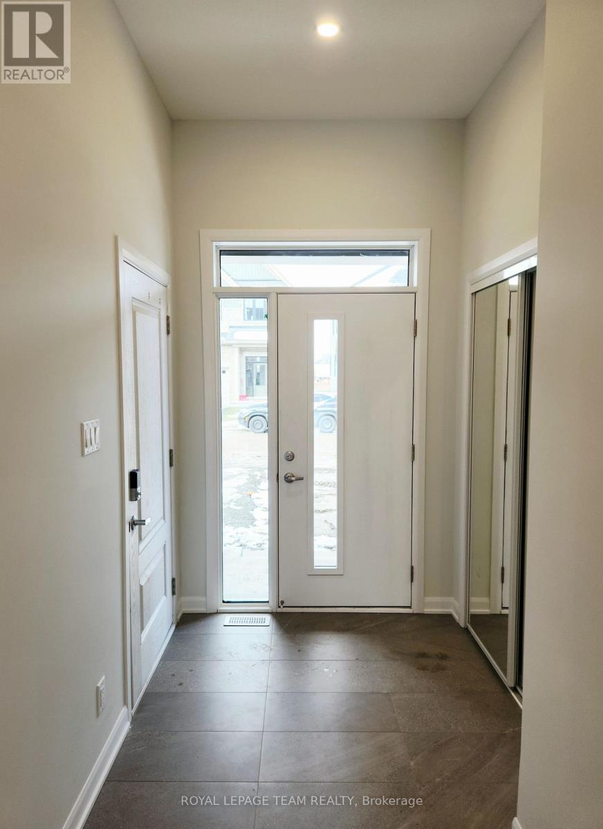 723 Fairline Row, Ottawa, Ontario  K2V 0M4 - Photo 3 - X12554400