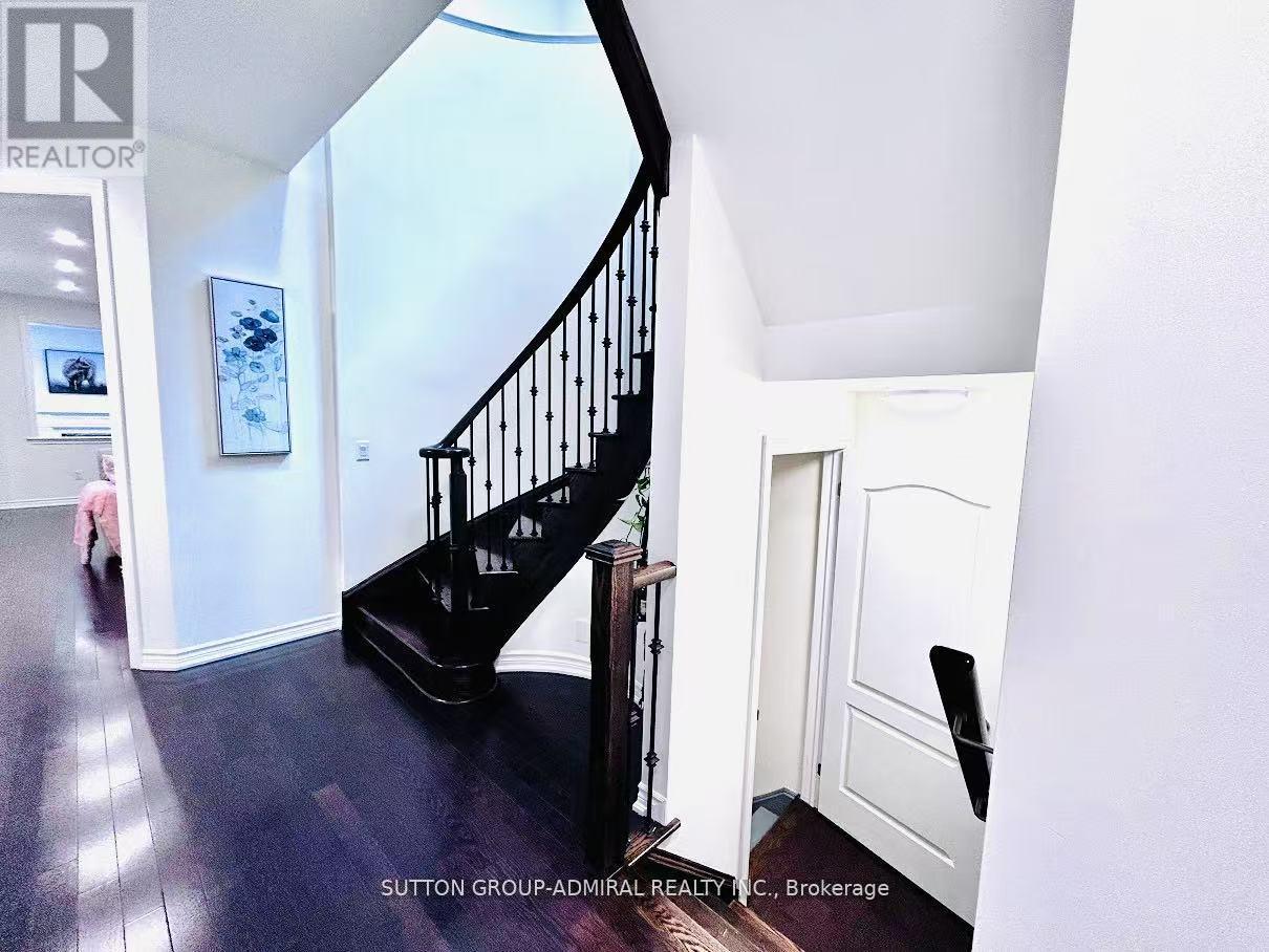 81 Livante Court, Markham, Ontario  L6C 1J5 - Photo 4 - N12395451