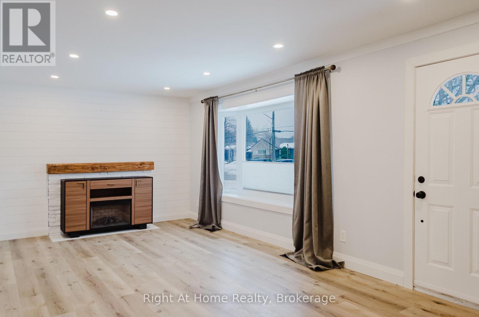 Main - 12 Northwood Drive, St. Catharines, Ontario  L2M 4J7 - Photo 3 - X12554470