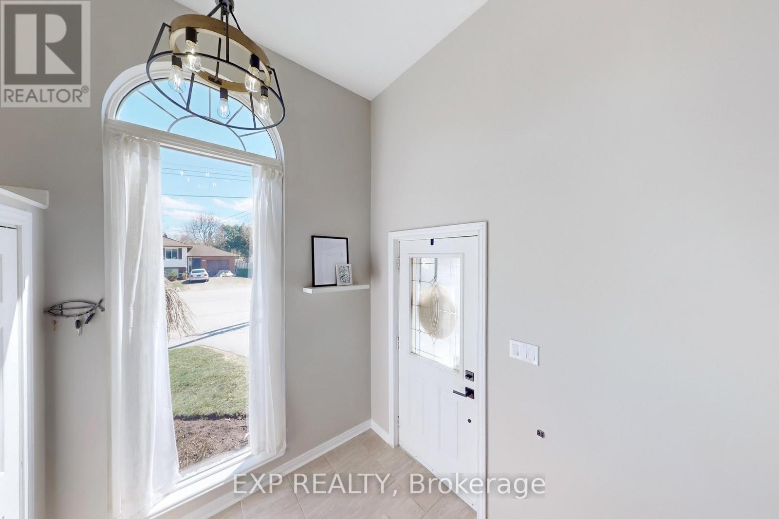 1086 Balsam Road, Innisfil, Ontario  L0L 1W0 - Photo 2 - N12554044