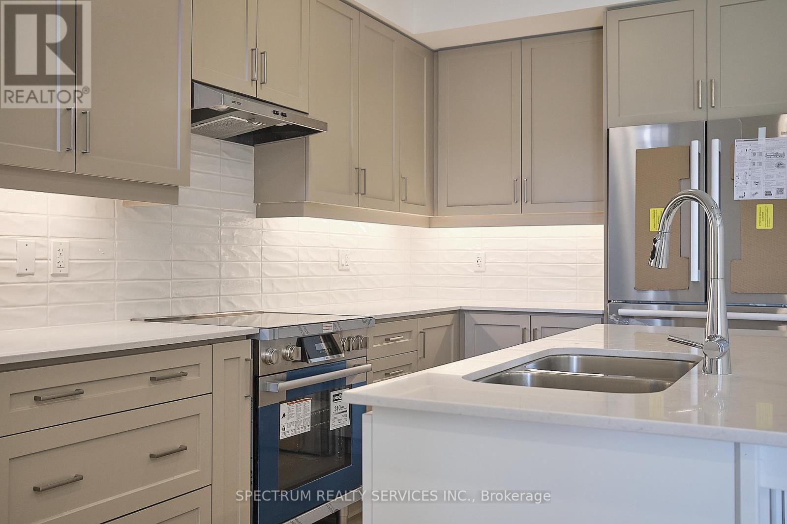 132 Adario Crescent, Vaughan, Ontario  L4H 4P7 - Photo 2 - N12554048