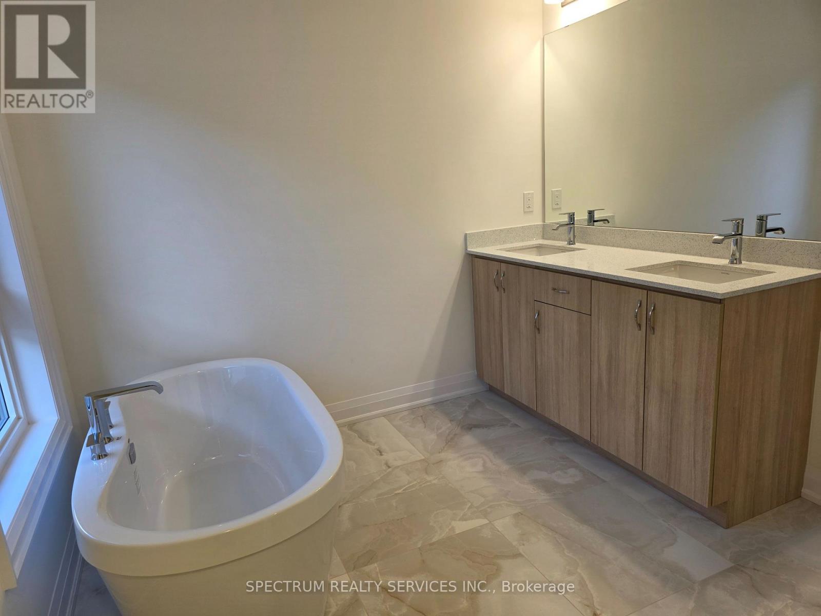 84 Adario Crescent, Vaughan, Ontario  L4H 4P7 - Photo 10 - N12554086