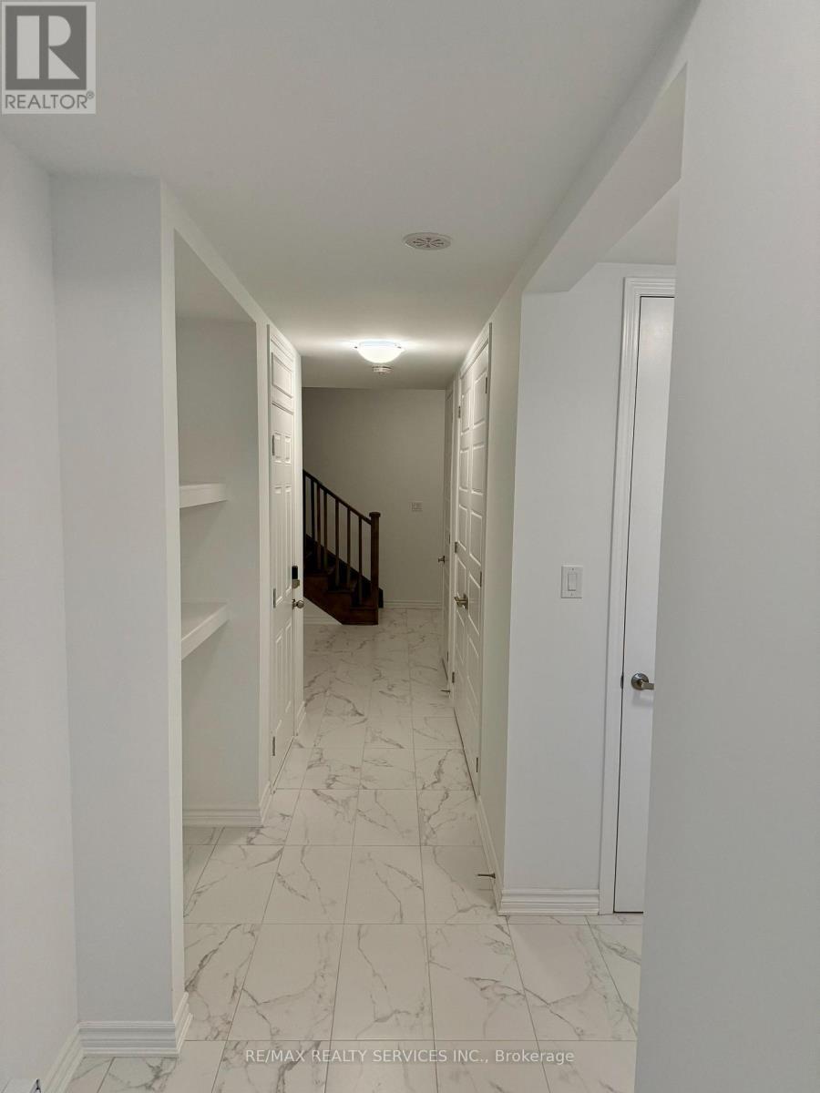 26 Ennerdale Street, Barrie, Ontario  L9J 1A2 - Photo 2 - S12553982