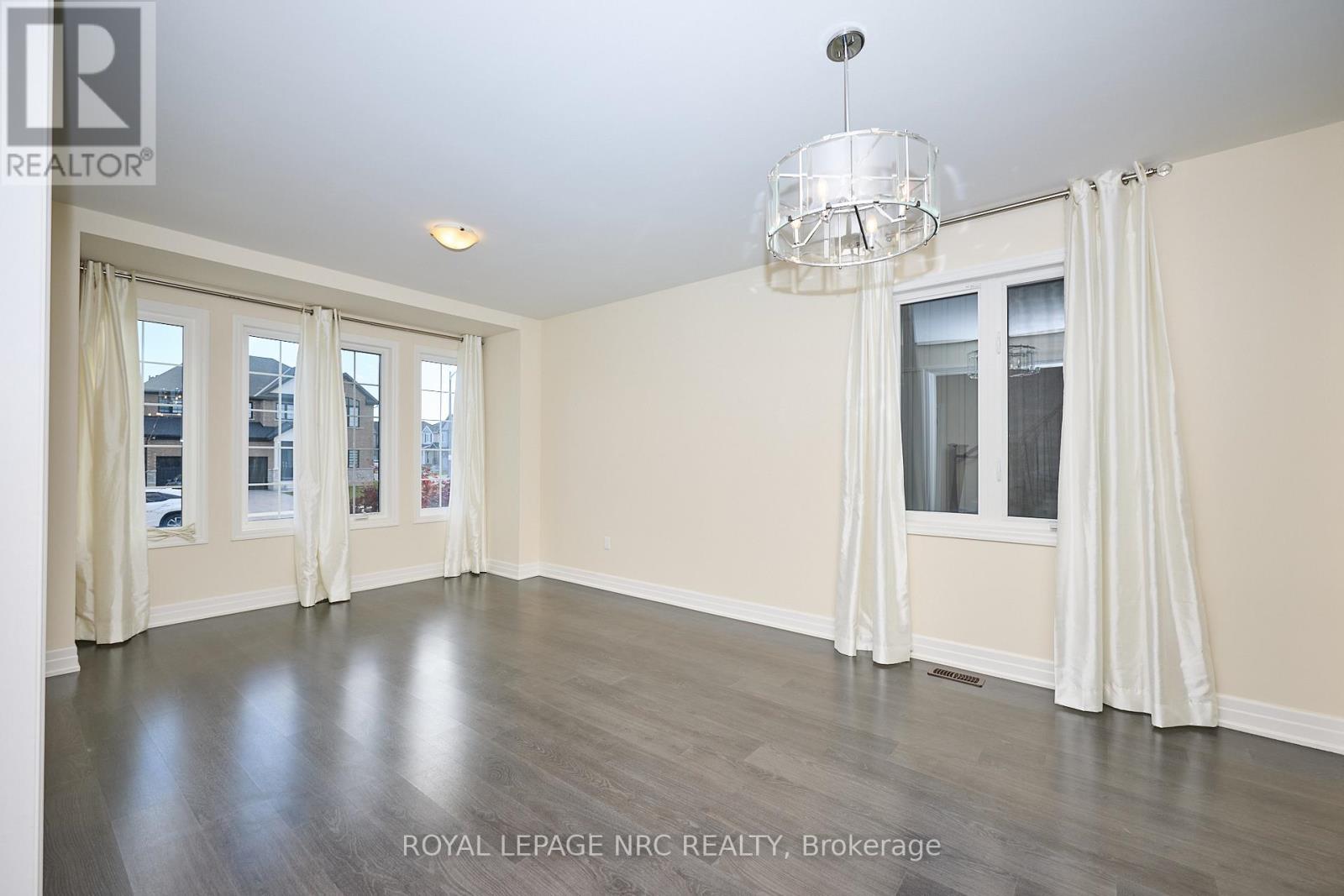 9367 Emerald Avenue, Niagara Falls, Ontario  L2G 0X5 - Photo 3 - X12554180