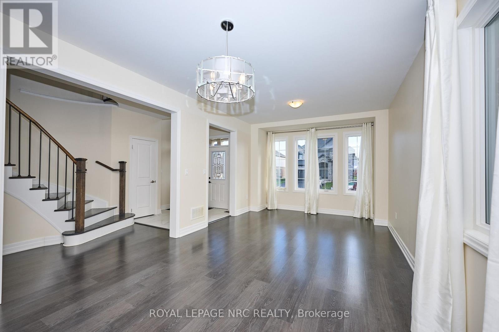 9367 Emerald Avenue, Niagara Falls, Ontario  L2G 0X5 - Photo 4 - X12554180