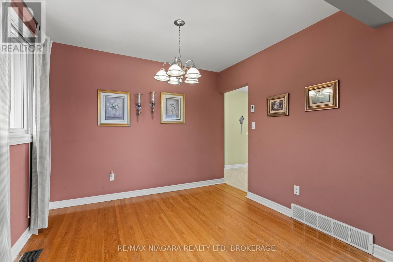 50 Royal Manor Drive, St. Catharines, Ontario  L2M 4L6 - Photo 9 - X12554252