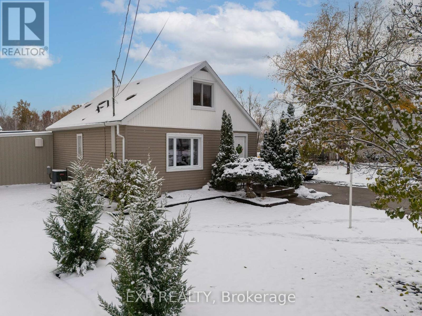 742 Broadway Street, Welland, Ontario L3C 5M8 - Photo 1 - X12554256