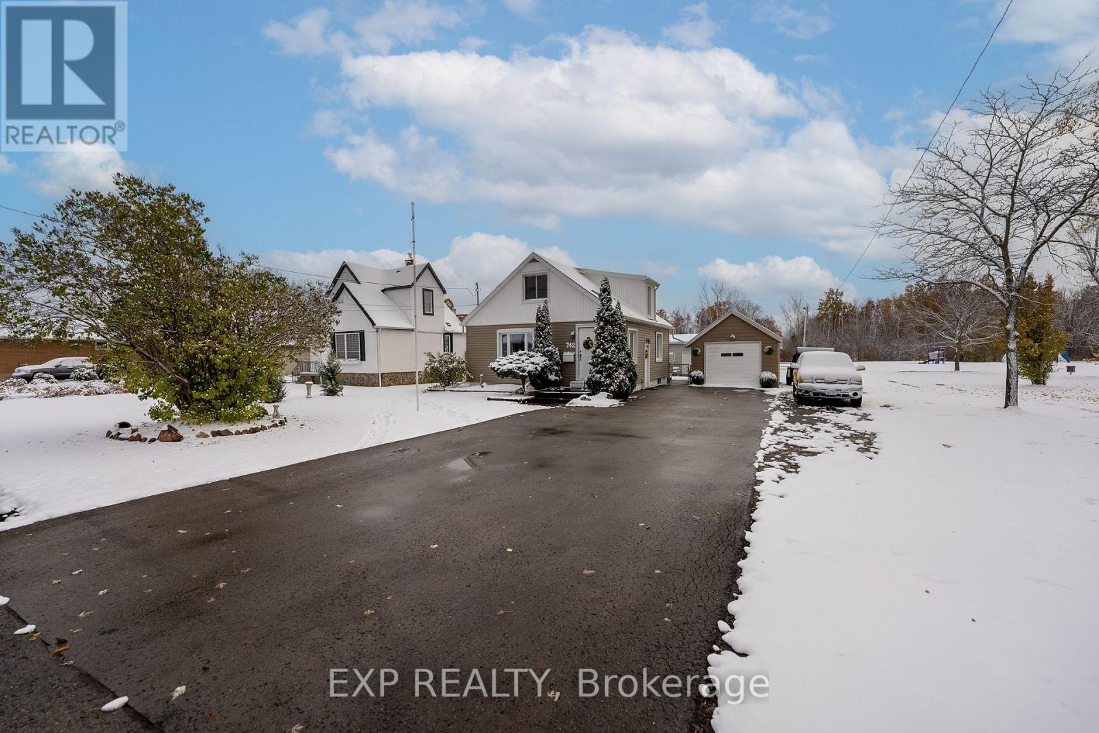 742 Broadway Street, Welland, Ontario L3C 5M8 - Photo 3 - X12554256