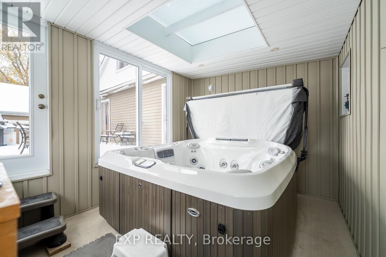 742 Broadway Street, Welland, Ontario L3C 5M8 - Photo 32 - X12554256