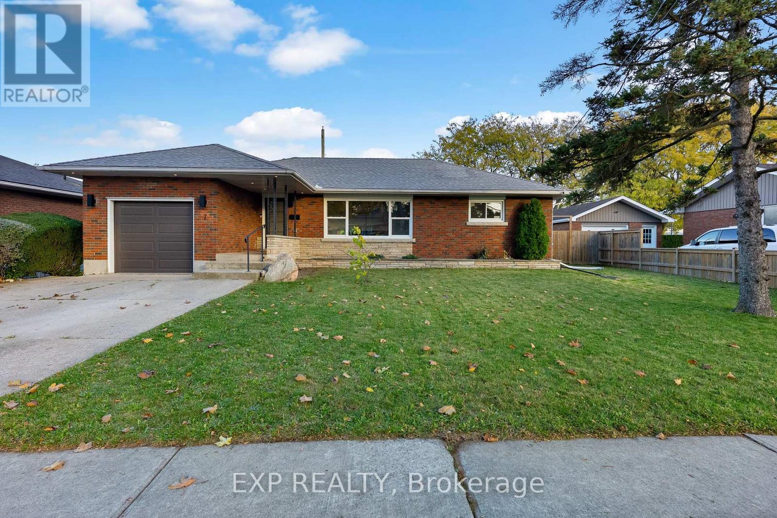 7 Harcove Street, St. Catharines, Ontario  L2N 1W7 - Photo 2 - X12554270