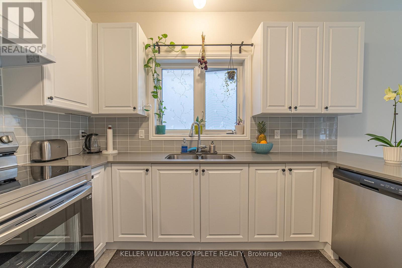 225 Palace Street, Thorold, Ontario L2V 5G7 - Photo 7 - X12554330