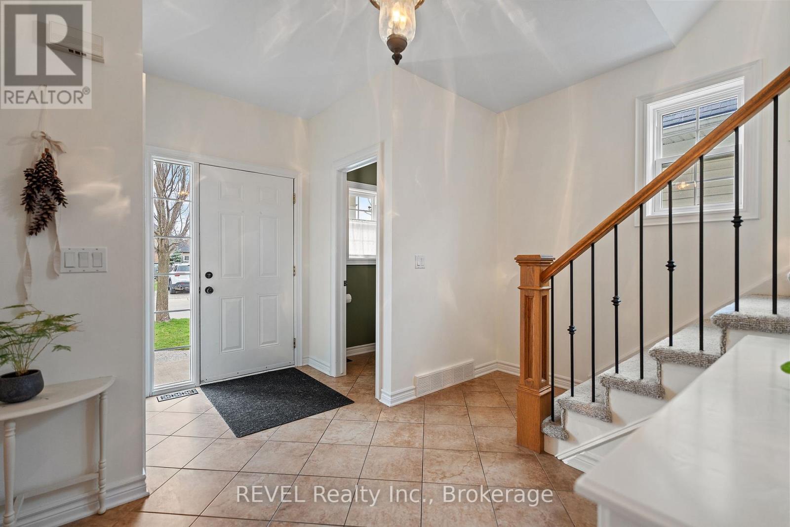 46 Pinot Trail, Niagara-On-The-Lake, Ontario  L0S 1J0 - Photo 4 - X12554416