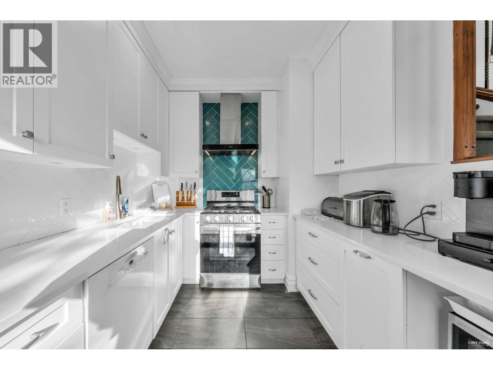 237 Sandringham Avenue, New Westminster, British Columbia  V3L 1Z4 - Photo 2 - R3067937