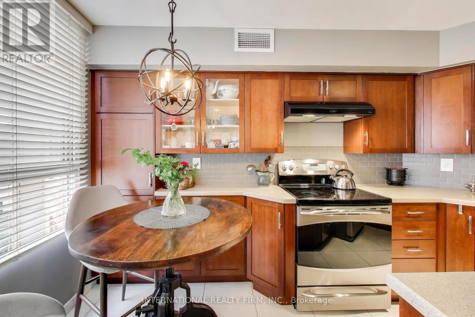 316 - 1485 Lakeshore Road E, Mississauga, Ontario  L5E 3G2 - Photo 4 - W12553964