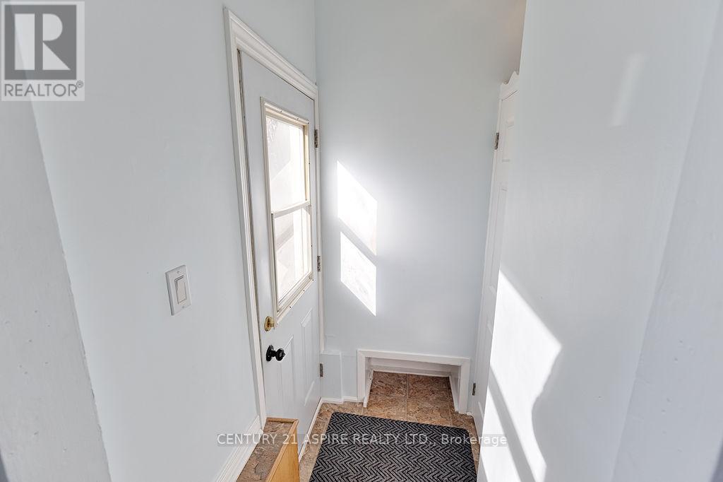 208 Golf Course Road, Laurentian Valley, Ontario  K8A 7B3 - Photo 18 - X12516048