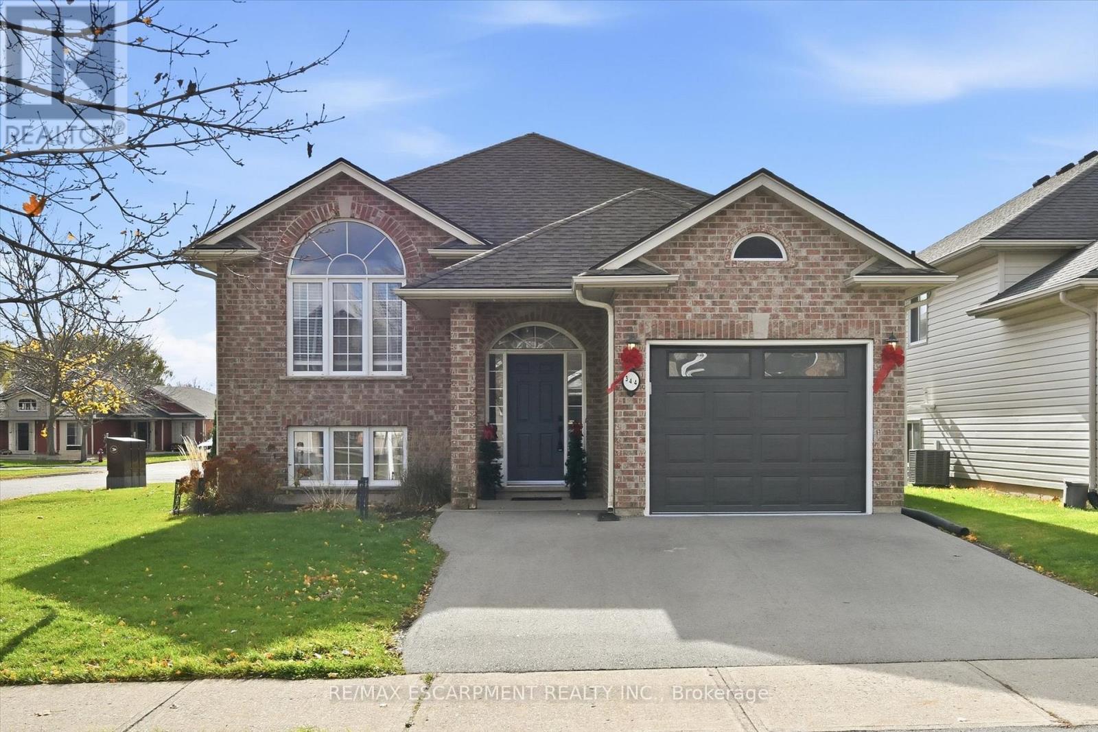 344 St. Lawrence Drive, Welland, Ontario  L3C 7H7 - Photo 2 - X12554148