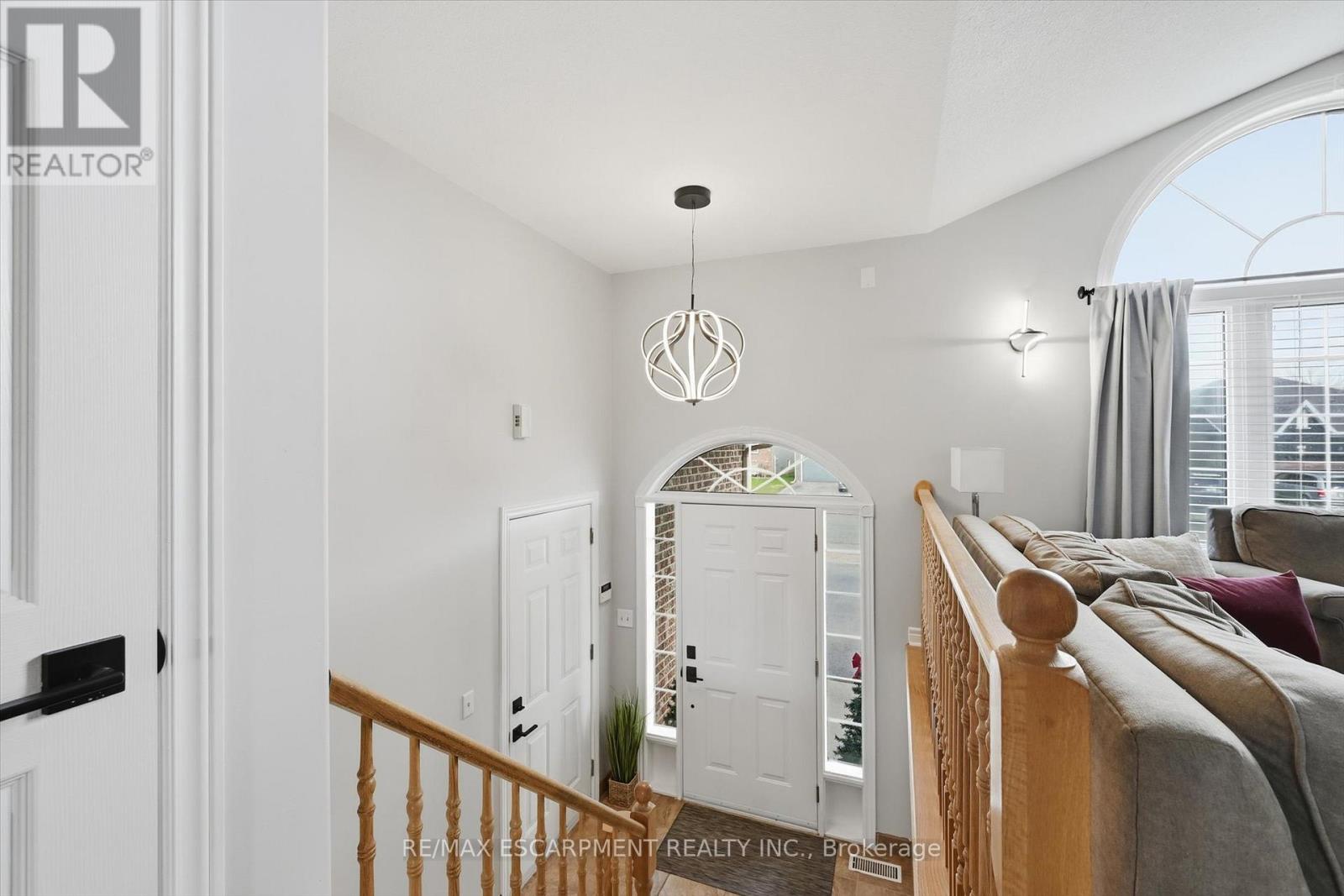 344 St. Lawrence Drive, Welland, Ontario  L3C 7H7 - Photo 4 - X12554148