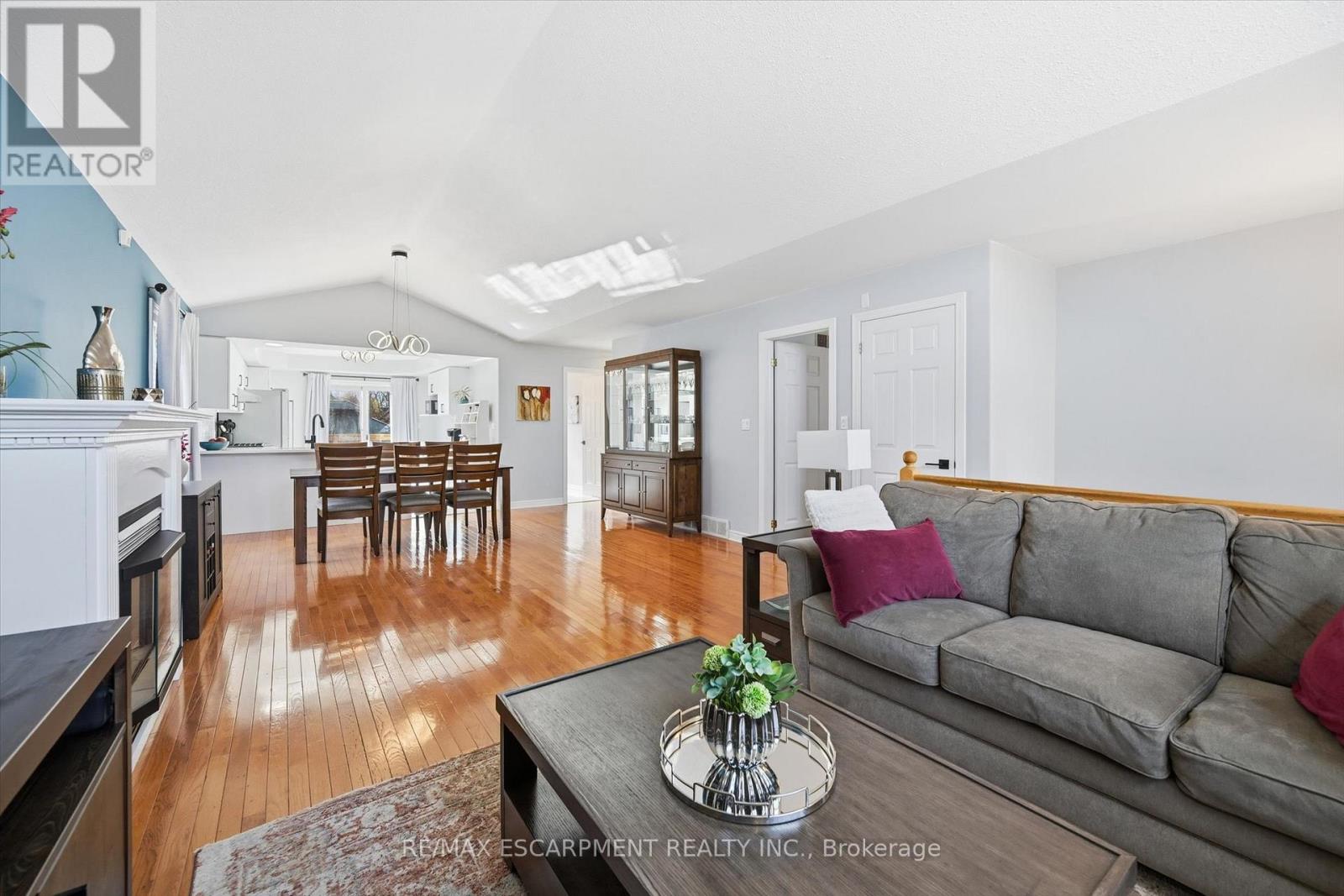 344 St. Lawrence Drive, Welland, Ontario  L3C 7H7 - Photo 7 - X12554148