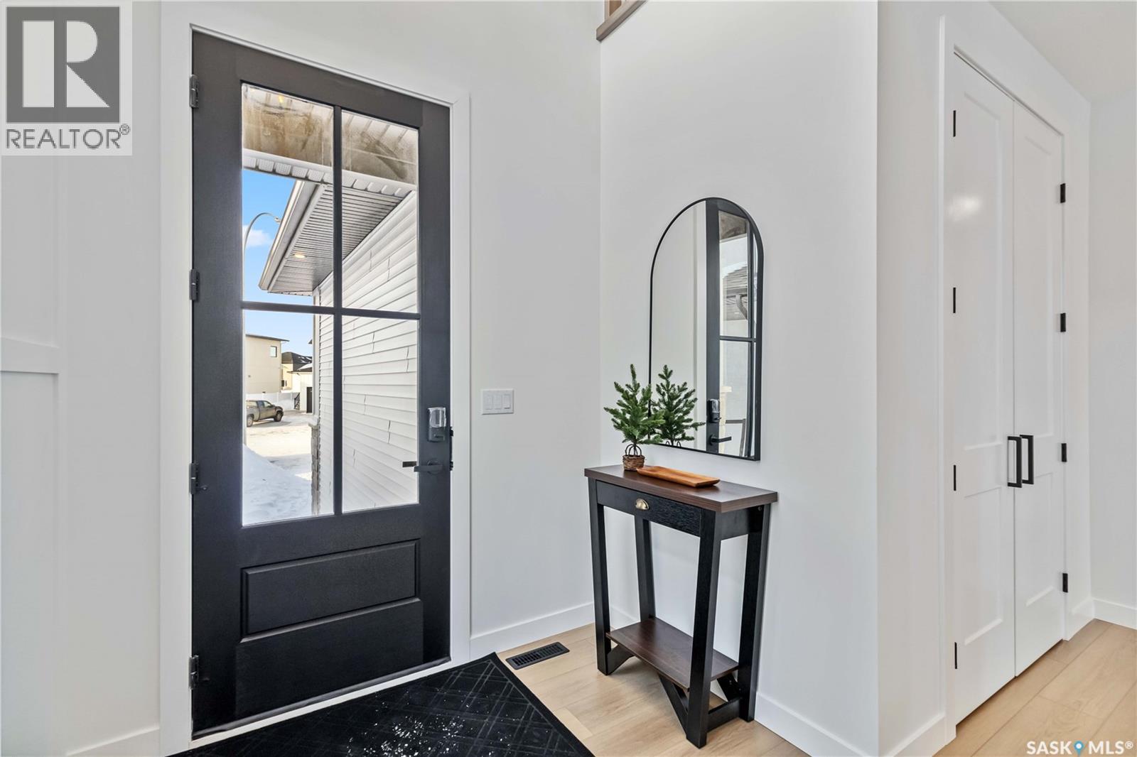 327 Woolf Bay, Saskatoon, Saskatchewan  S7W 1E5 - Photo 2 - SK024161