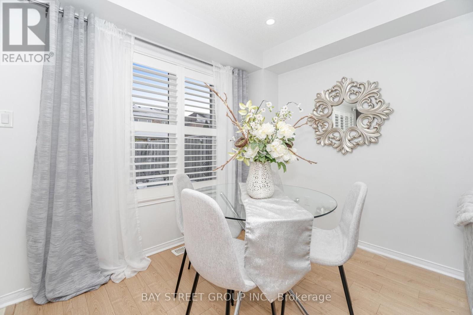 48 Acorn Lane, Bradford West Gwillimbury, Ontario  L3Z 0H6 - Photo 4 - N12554200