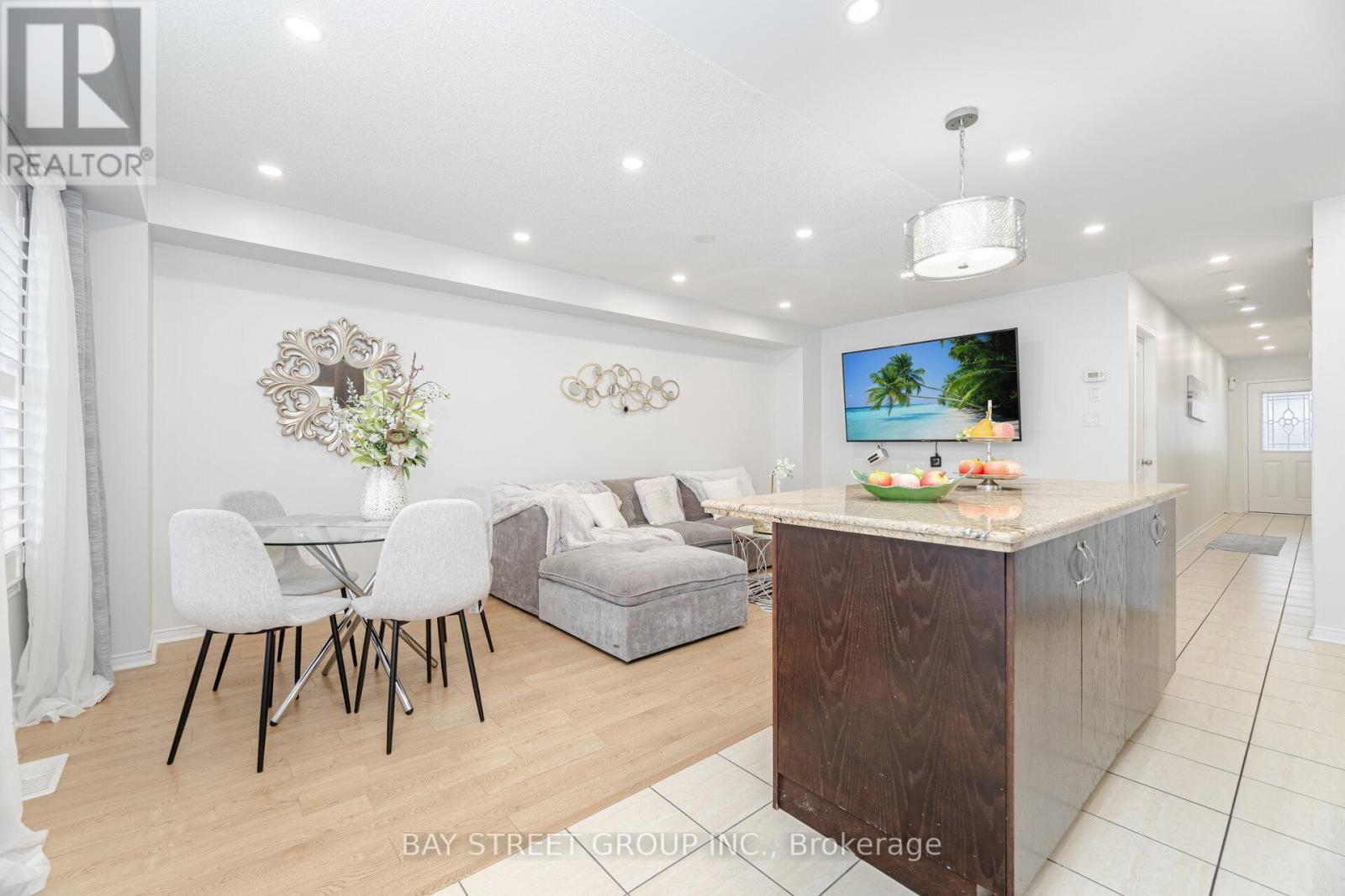 48 Acorn Lane, Bradford West Gwillimbury, Ontario  L3Z 0H6 - Photo 6 - N12554200