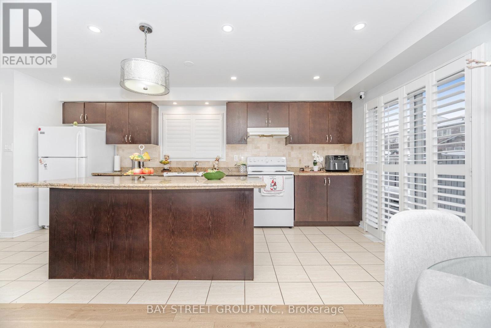 48 Acorn Lane, Bradford West Gwillimbury, Ontario  L3Z 0H6 - Photo 7 - N12554200