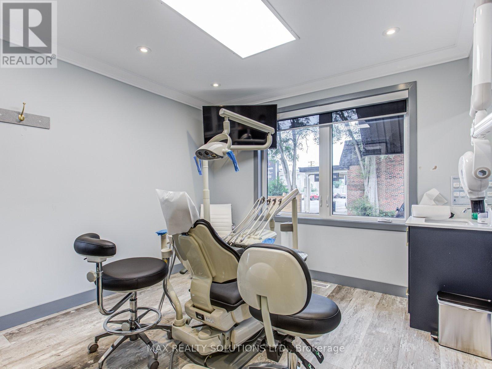 17 Bedford Park Avenue, Richmond Hill, Ontario  L4C 2N9 - Photo 10 - N12554380