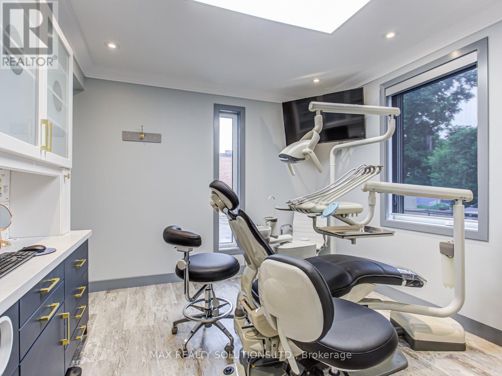 17 Bedford Park Avenue, Richmond Hill, Ontario  L4C 2N9 - Photo 11 - N12554380