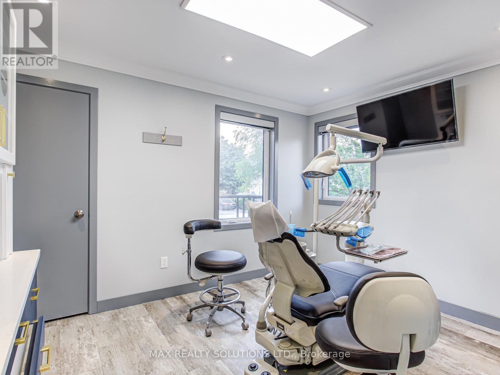 17 Bedford Park Avenue, Richmond Hill, Ontario  L4C 2N9 - Photo 16 - N12554380