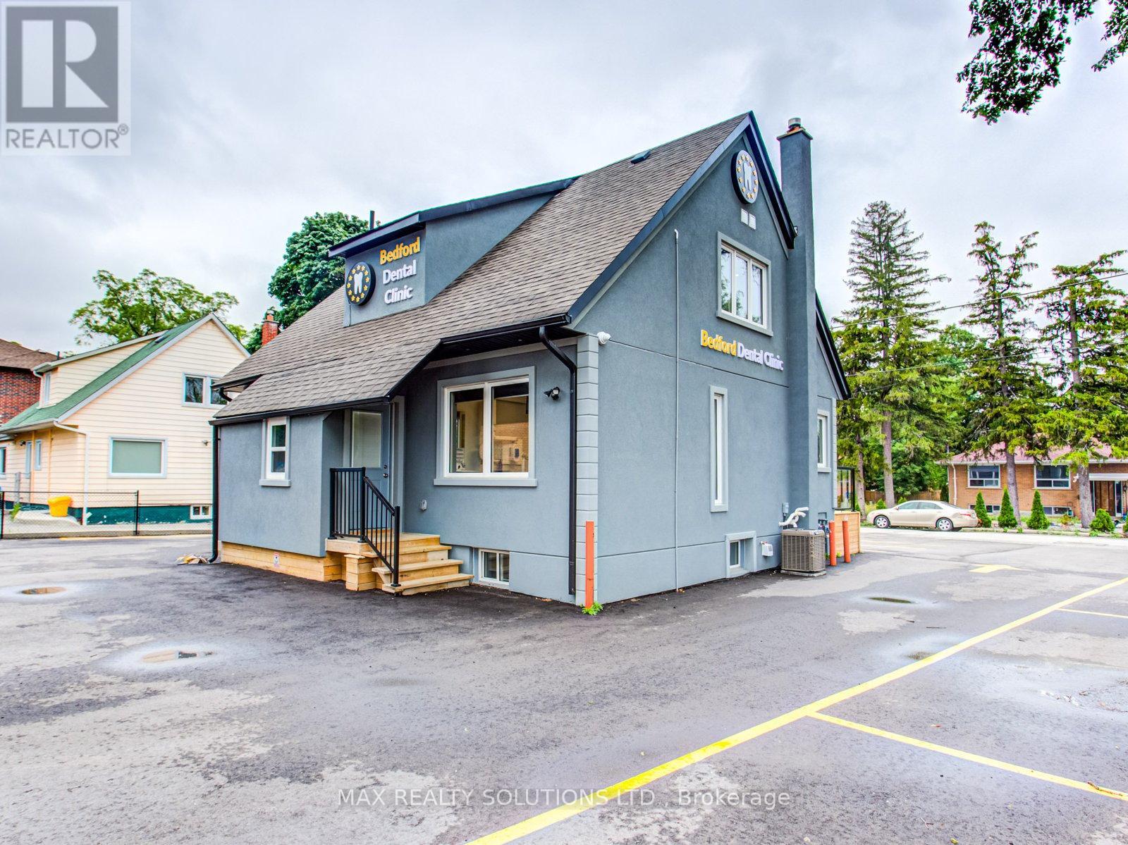 17 Bedford Park Avenue, Richmond Hill, Ontario  L4C 2N9 - Photo 2 - N12554380