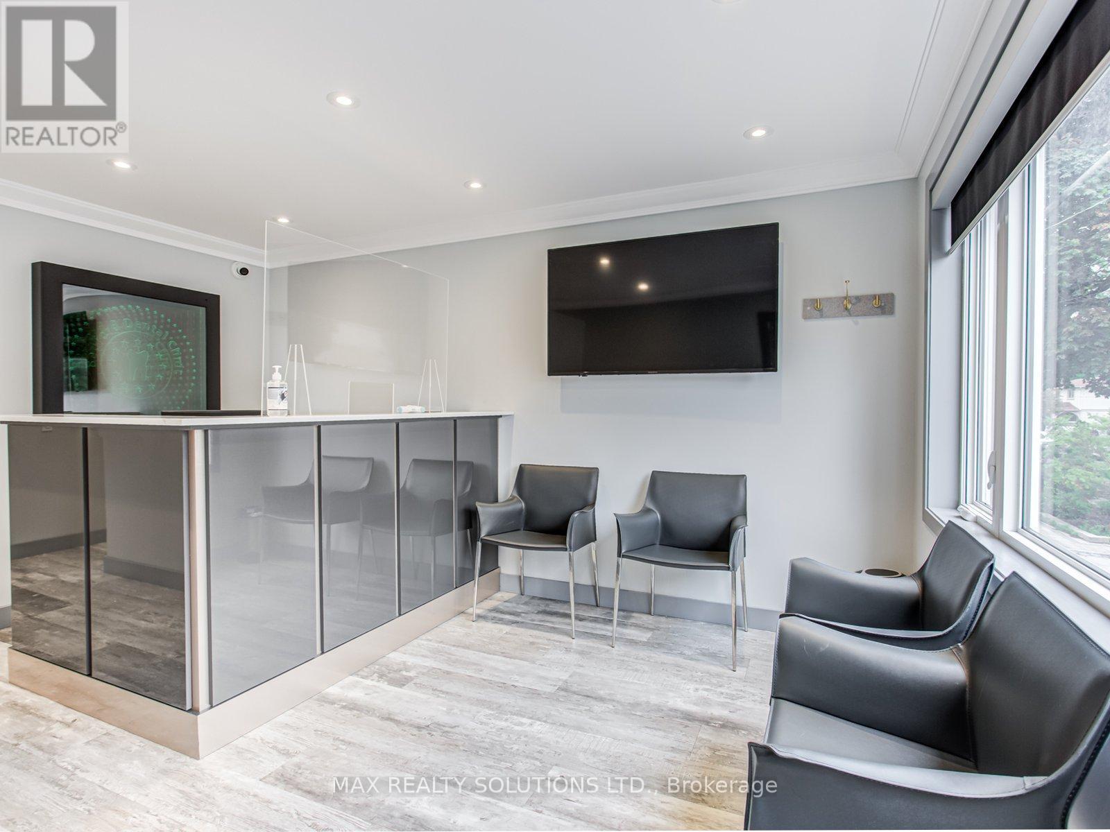 17 Bedford Park Avenue, Richmond Hill, Ontario  L4C 2N9 - Photo 4 - N12554380