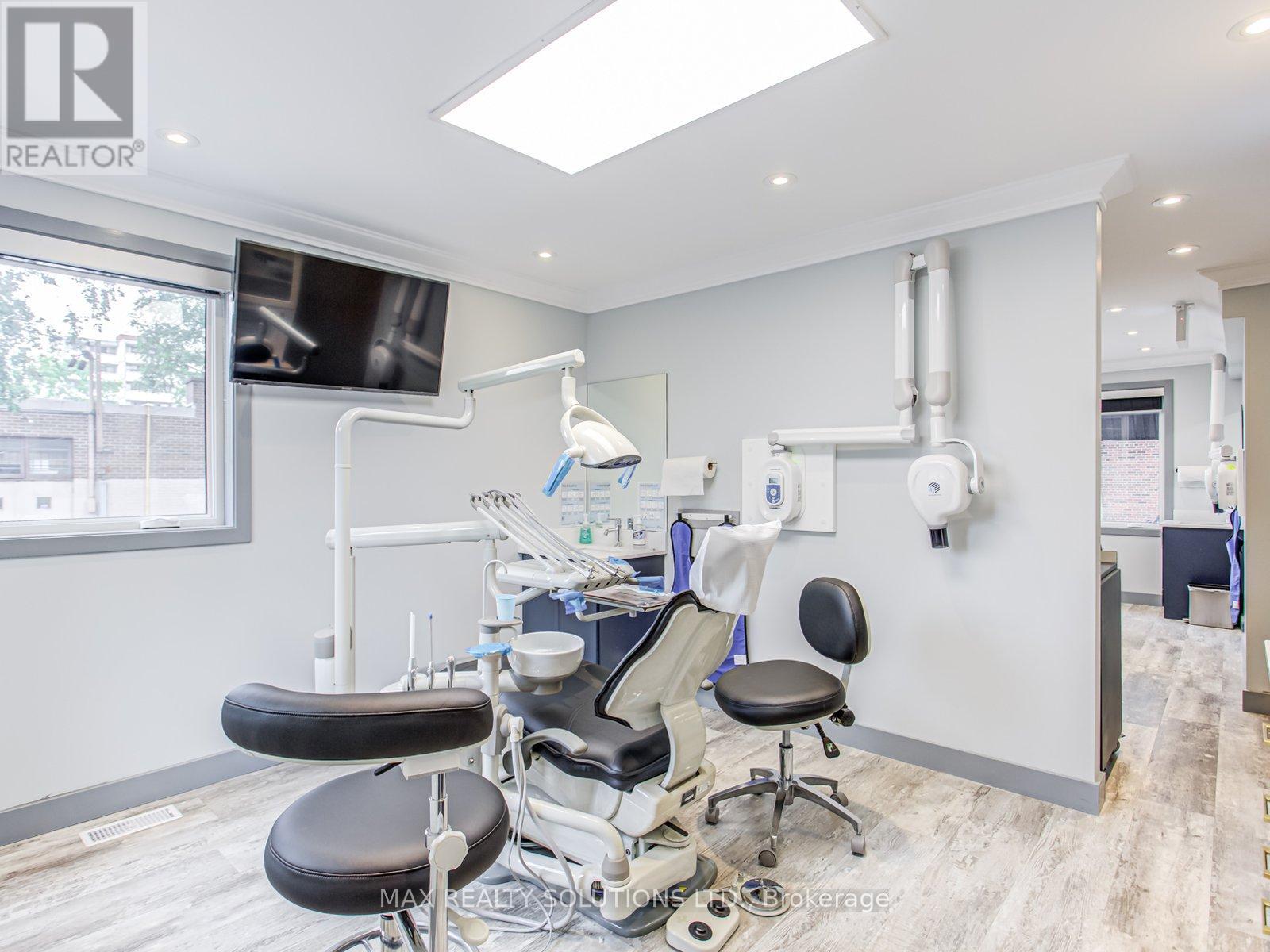 17 Bedford Park Avenue, Richmond Hill, Ontario  L4C 2N9 - Photo 5 - N12554380