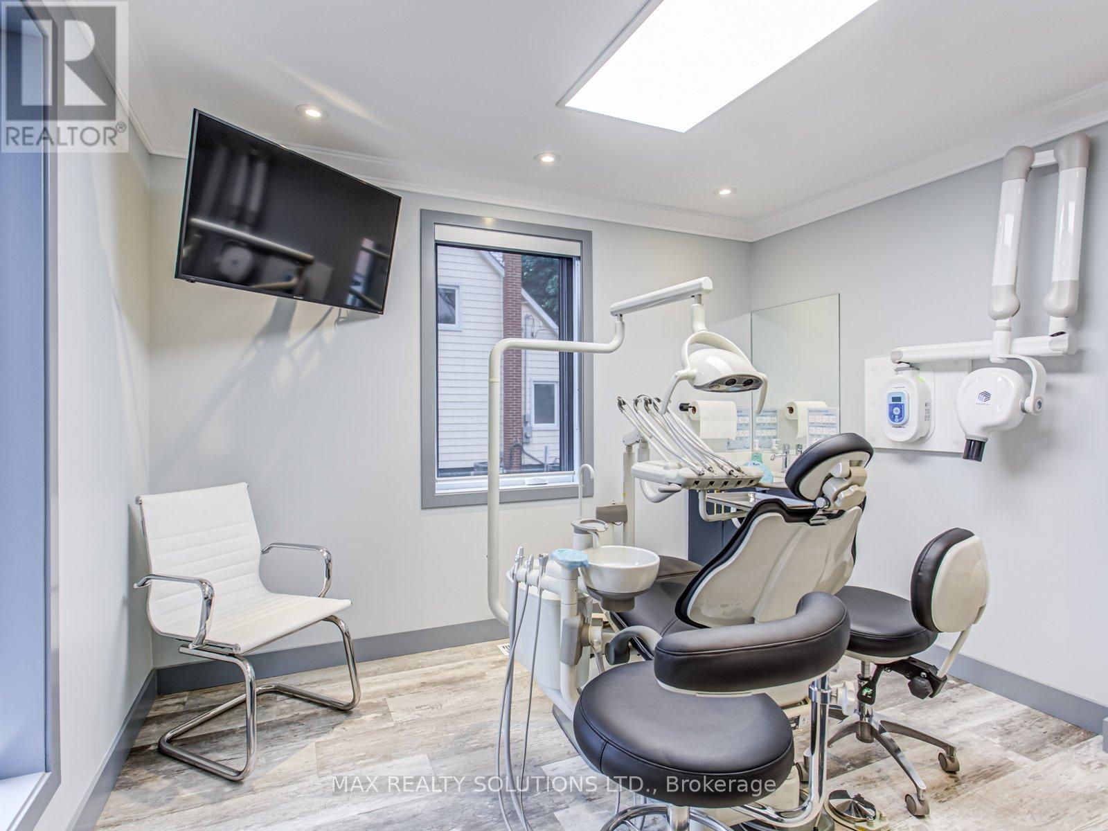 17 Bedford Park Avenue, Richmond Hill, Ontario  L4C 2N9 - Photo 6 - N12554380