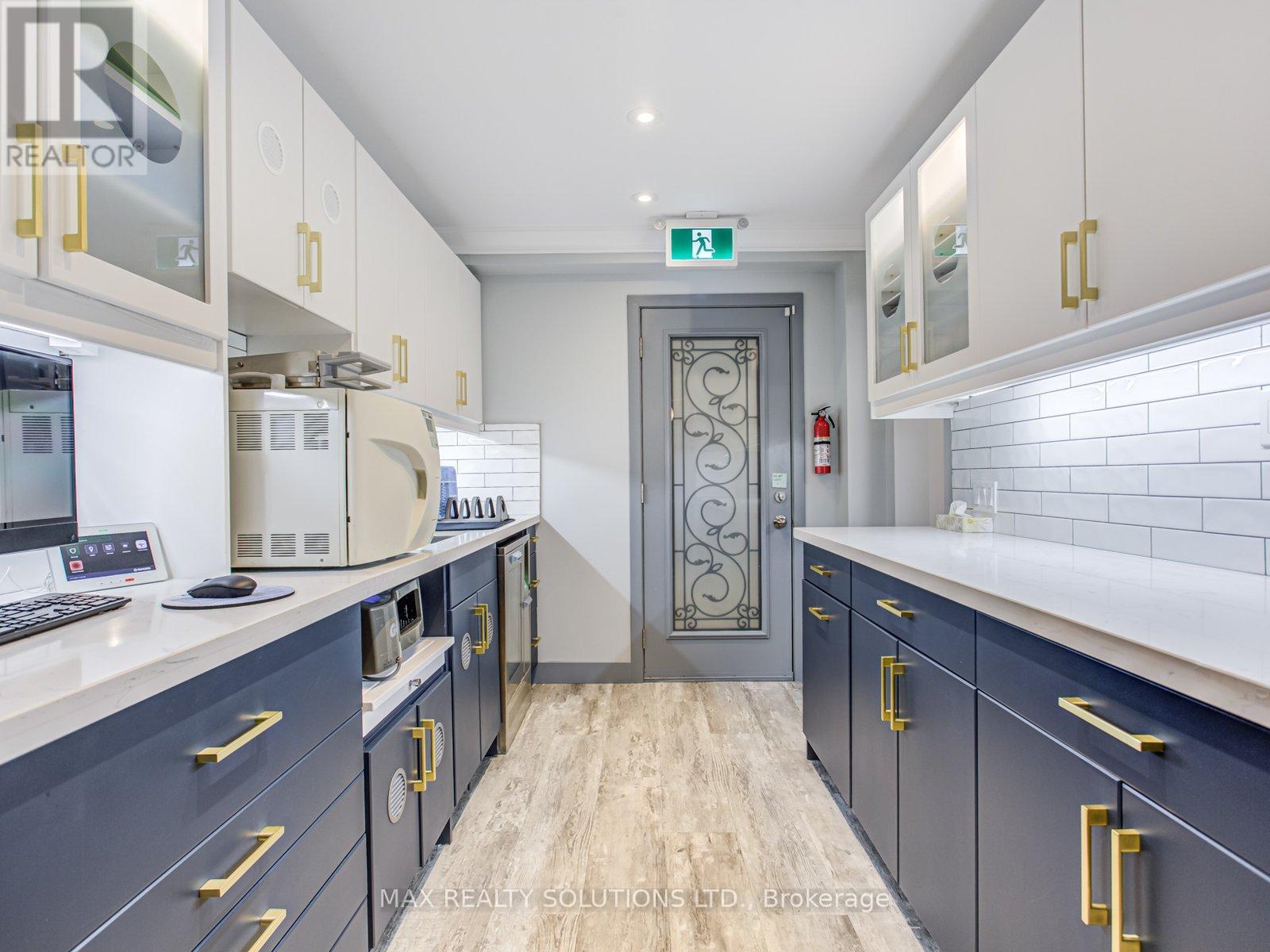 17 Bedford Park Avenue, Richmond Hill, Ontario  L4C 2N9 - Photo 7 - N12554380