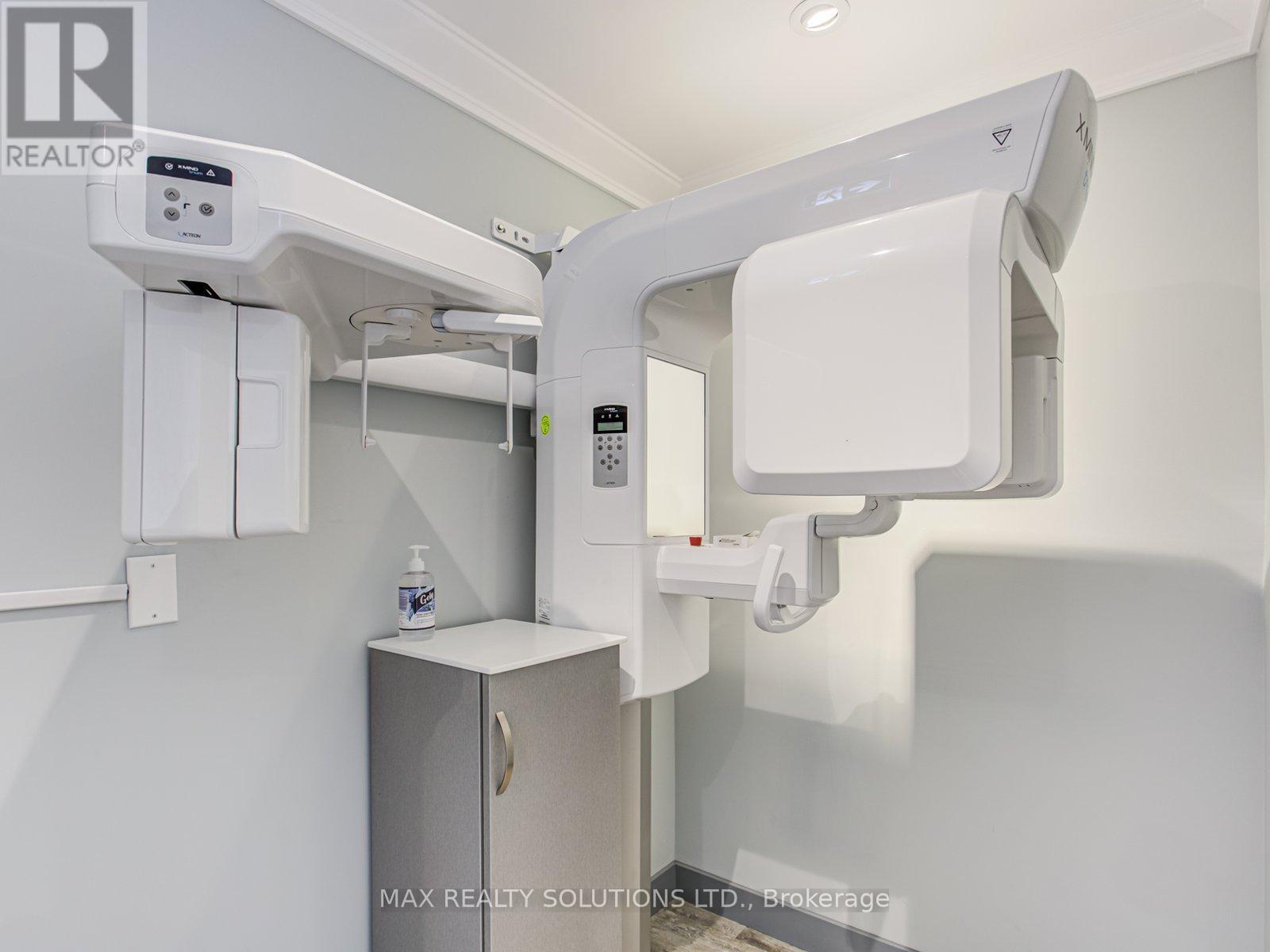 17 Bedford Park Avenue, Richmond Hill, Ontario  L4C 2N9 - Photo 9 - N12554380