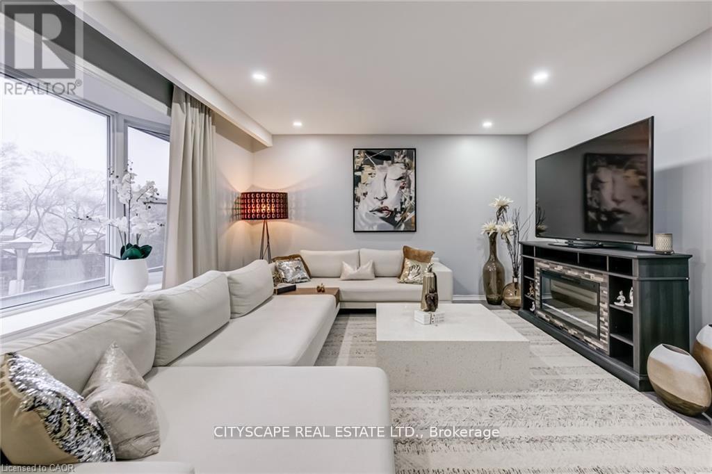 17 - 30 Heslop Road, Milton, Ontario  L9T 1B3 - Photo 2 - W12554246