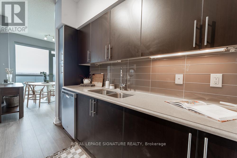 805 - 65 Speers Road, Oakville, Ontario  L6K 3V5 - Photo 9 - W12554274