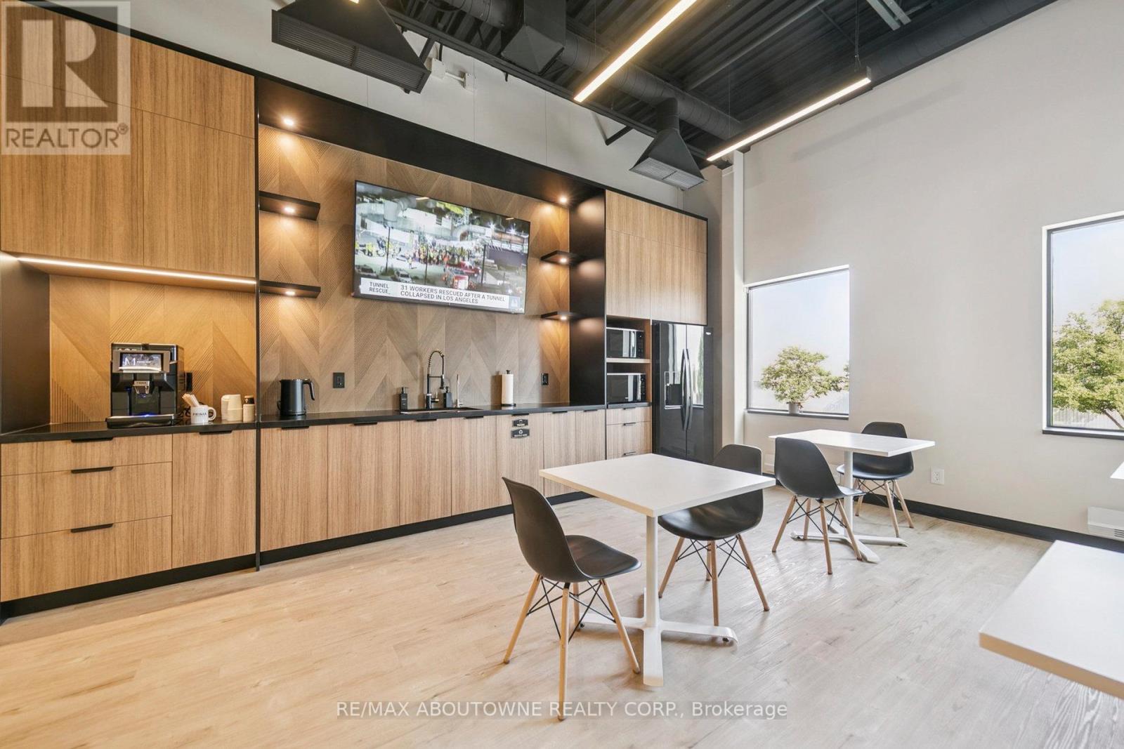 211-1 - 320 Matheson Boulevard W, Mississauga, Ontario  L5R 3R1 - Photo 8 - W12554490