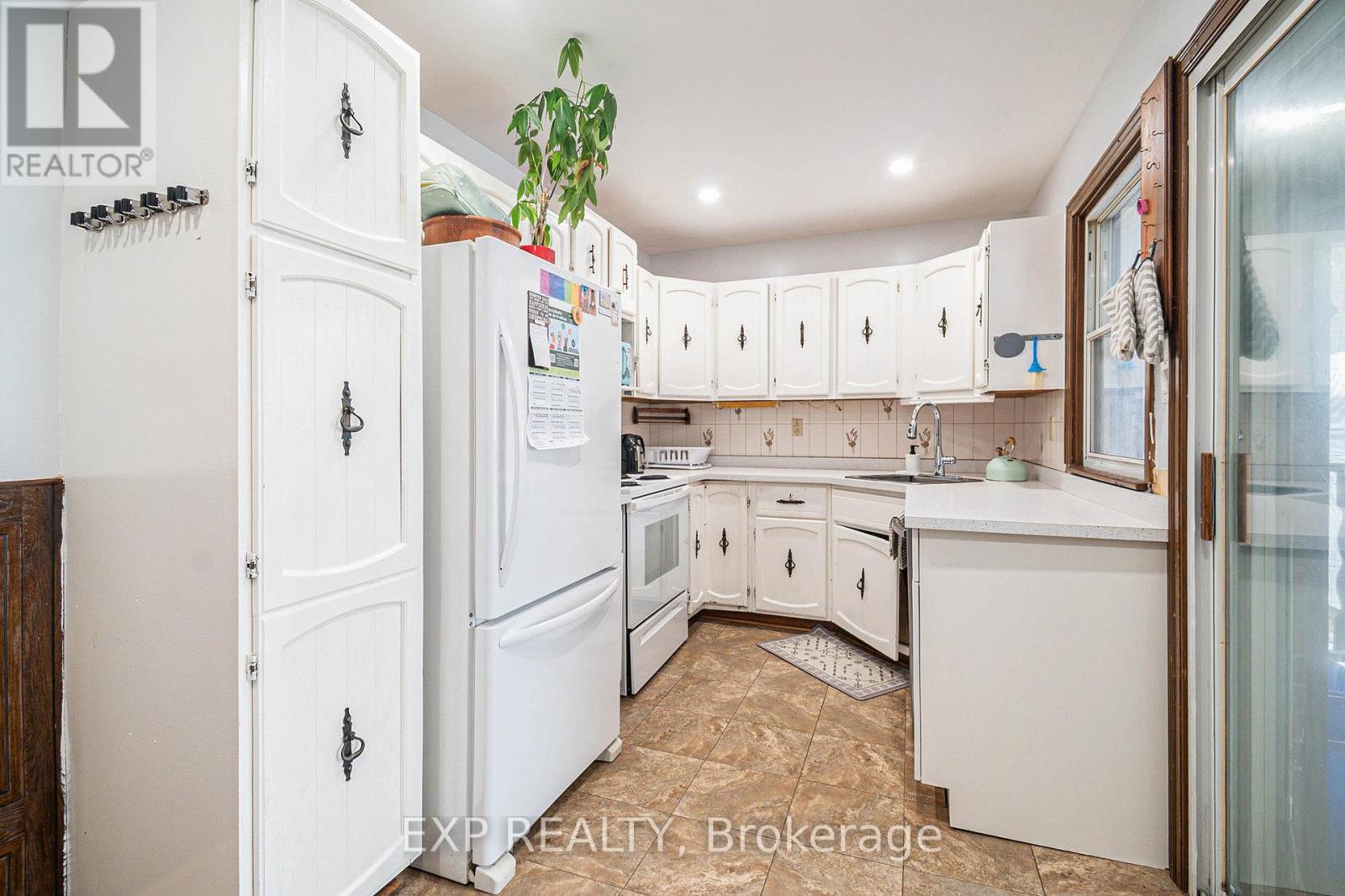 329 Donald Street, Ottawa, Ontario  K1K 1M4 - Photo 6 - X12554652