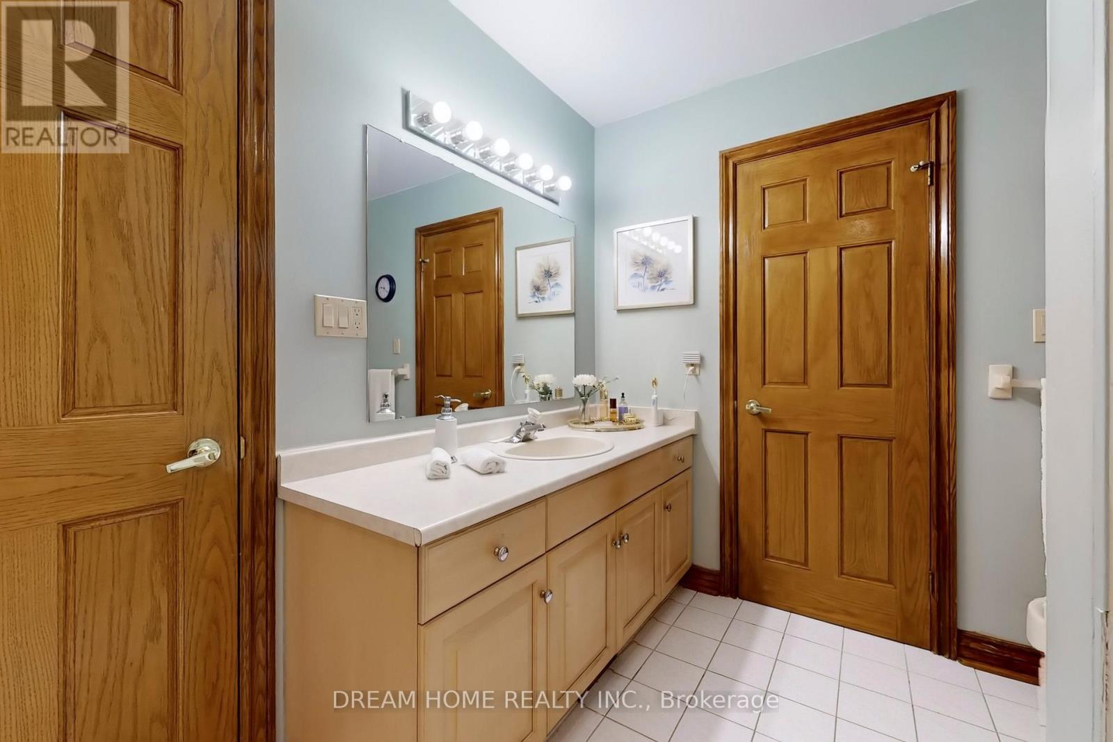 7737 Mount Carmel Boulevard, Niagara Falls, Ontario  L2H 2Y3 - Photo 23 - X12554428