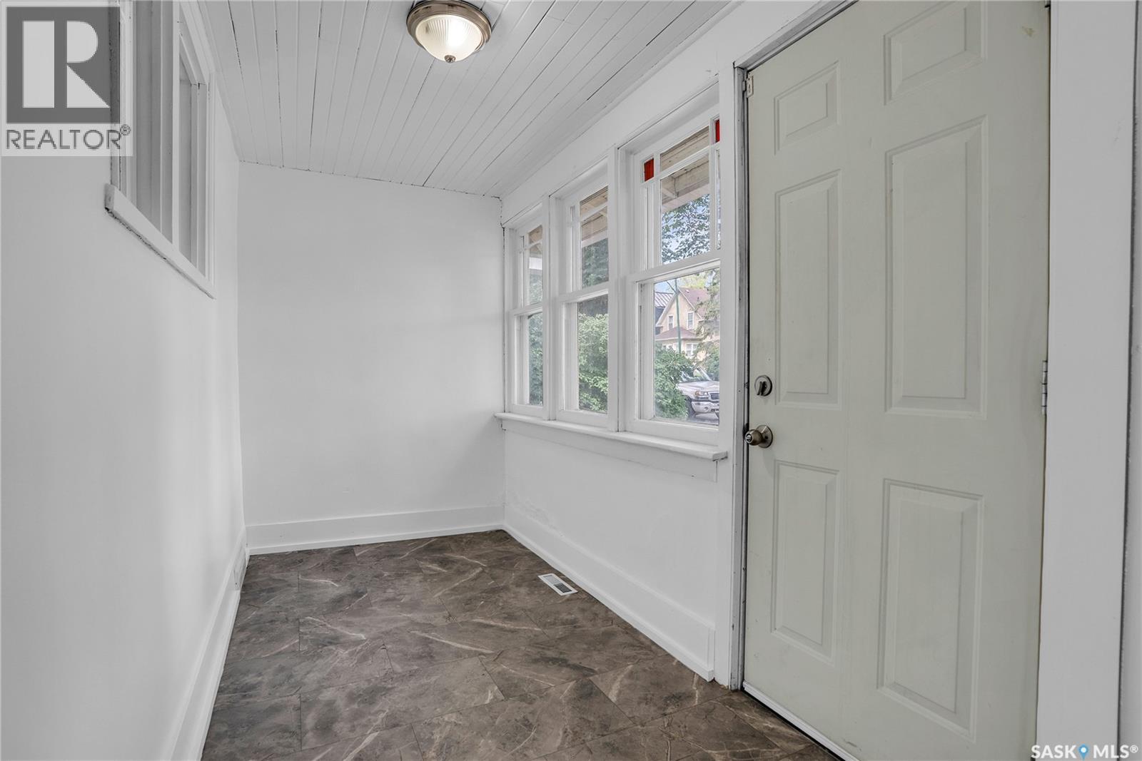 107 28th Street W, Saskatoon, Saskatchewan  S7L 0K1 - Photo 2 - SK024242