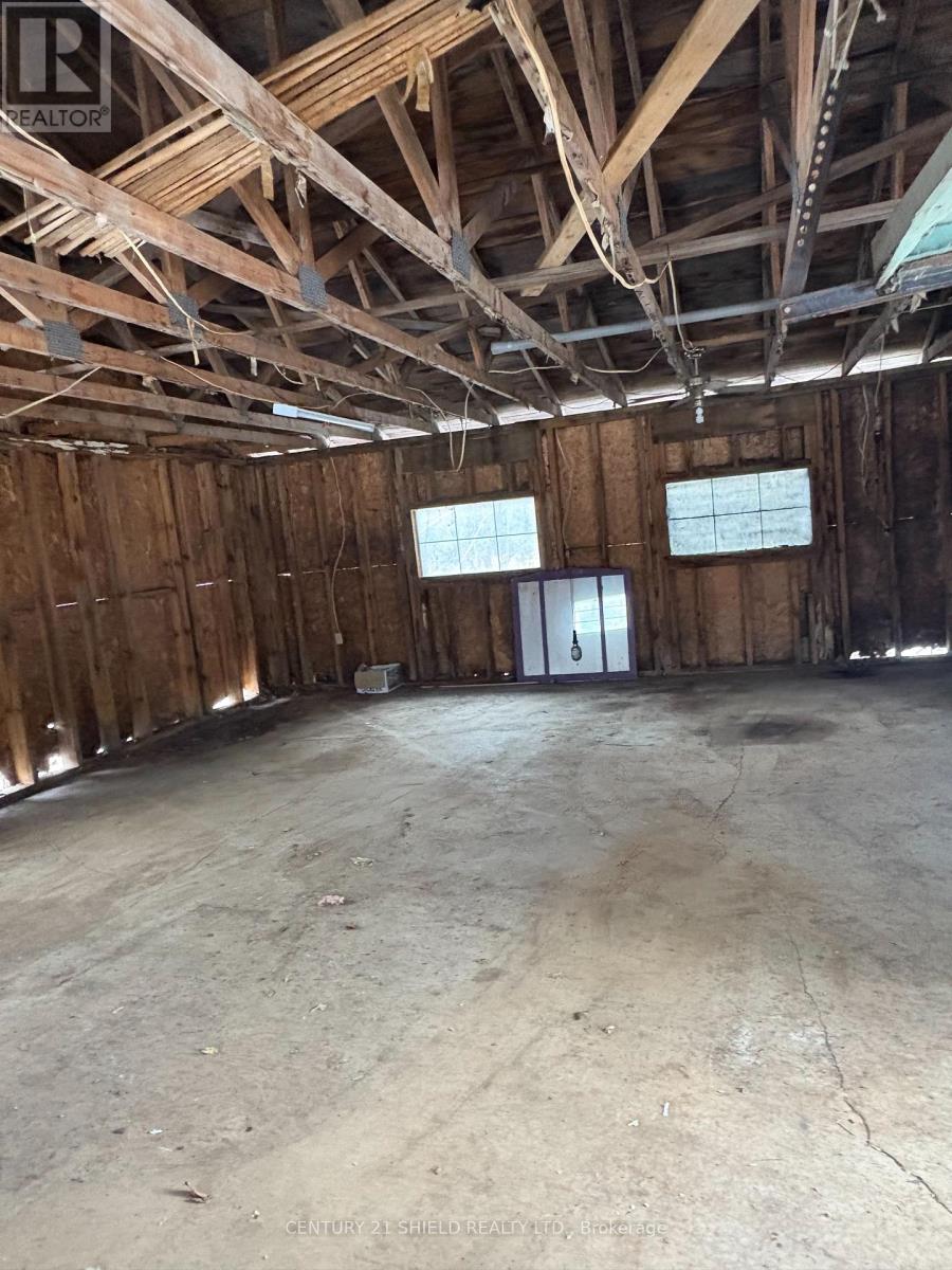 15557 Dixon Road, South Stormont, Ontario K0C 1R0 - Photo 9 - X12554682