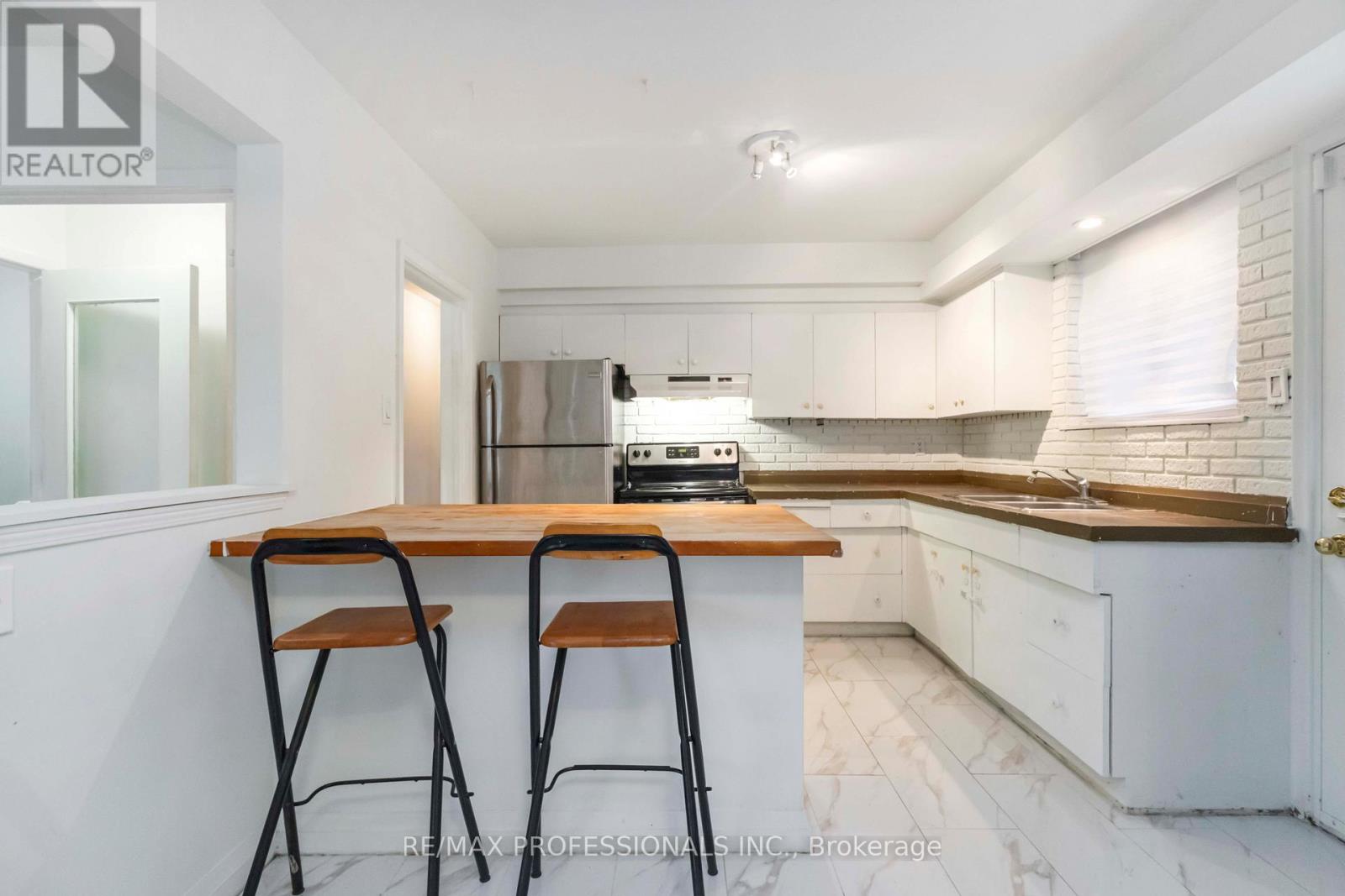 21 Caulfield Road, Toronto, Ontario  M9W 1X1 - Photo 8 - W12179137