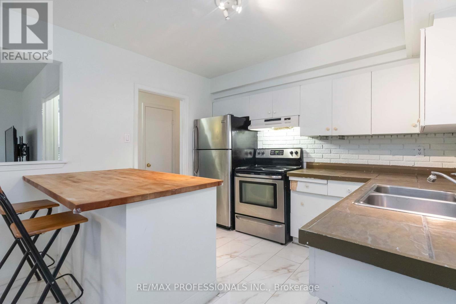 21 Caulfield Road, Toronto, Ontario  M9W 1X1 - Photo 6 - W12179137