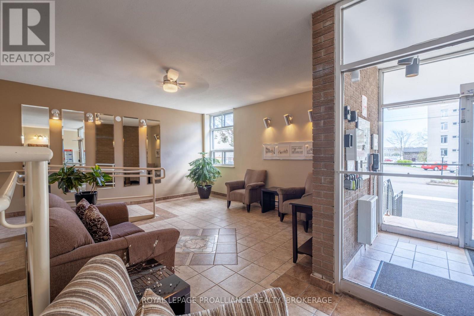 501 - 2 Mowat Avenue, Kingston, Ontario K7M 1K1 - Photo 3 - X12554678
