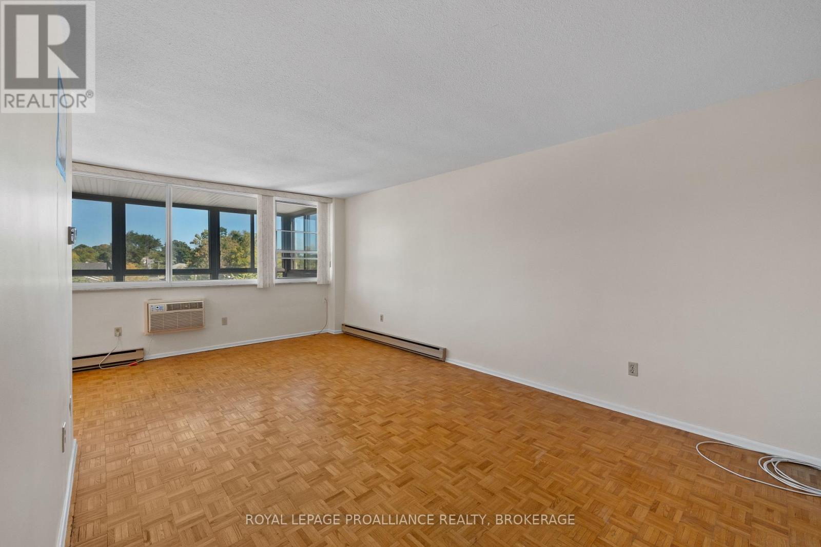 501 - 2 Mowat Avenue, Kingston, Ontario K7M 1K1 - Photo 9 - X12554678