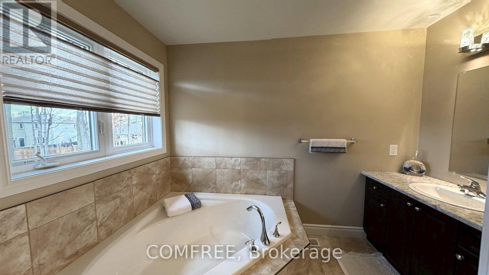 22 Hunter Avenue, Tay (Victoria Harbour), Ontario L0K 2A0 - Photo 20 - S12554800